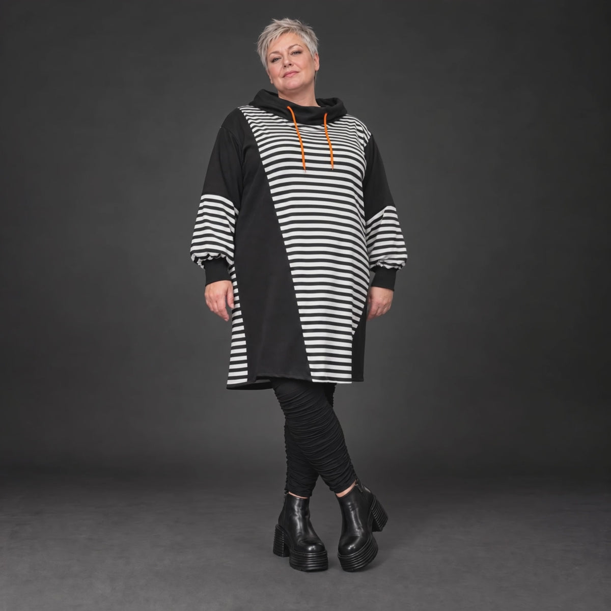 Gestreiftes Jerseykleid in Orange/Schwarz/Weiß mit Rollkragen und Kapuze in gerader Form
