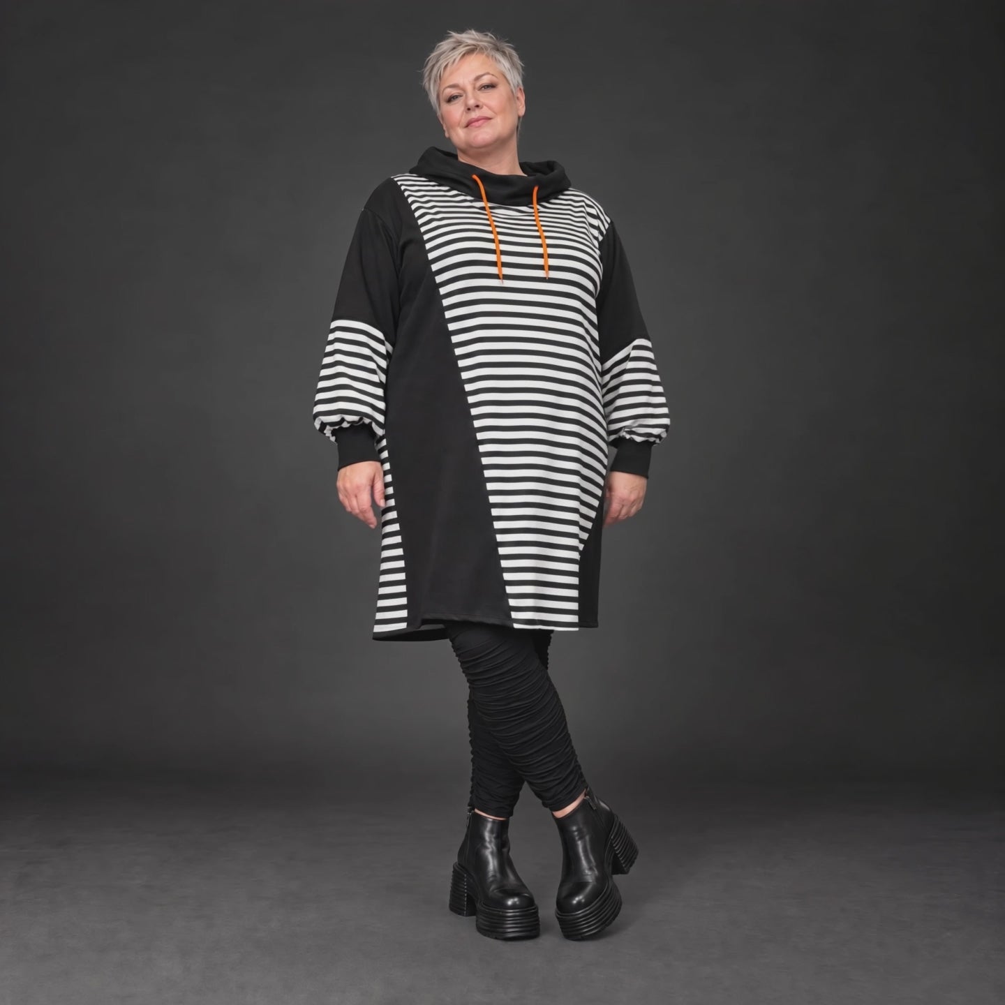 Gestreiftes Jerseykleid in Orange/Schwarz/Weiß mit Rollkragen und Kapuze in gerader Form