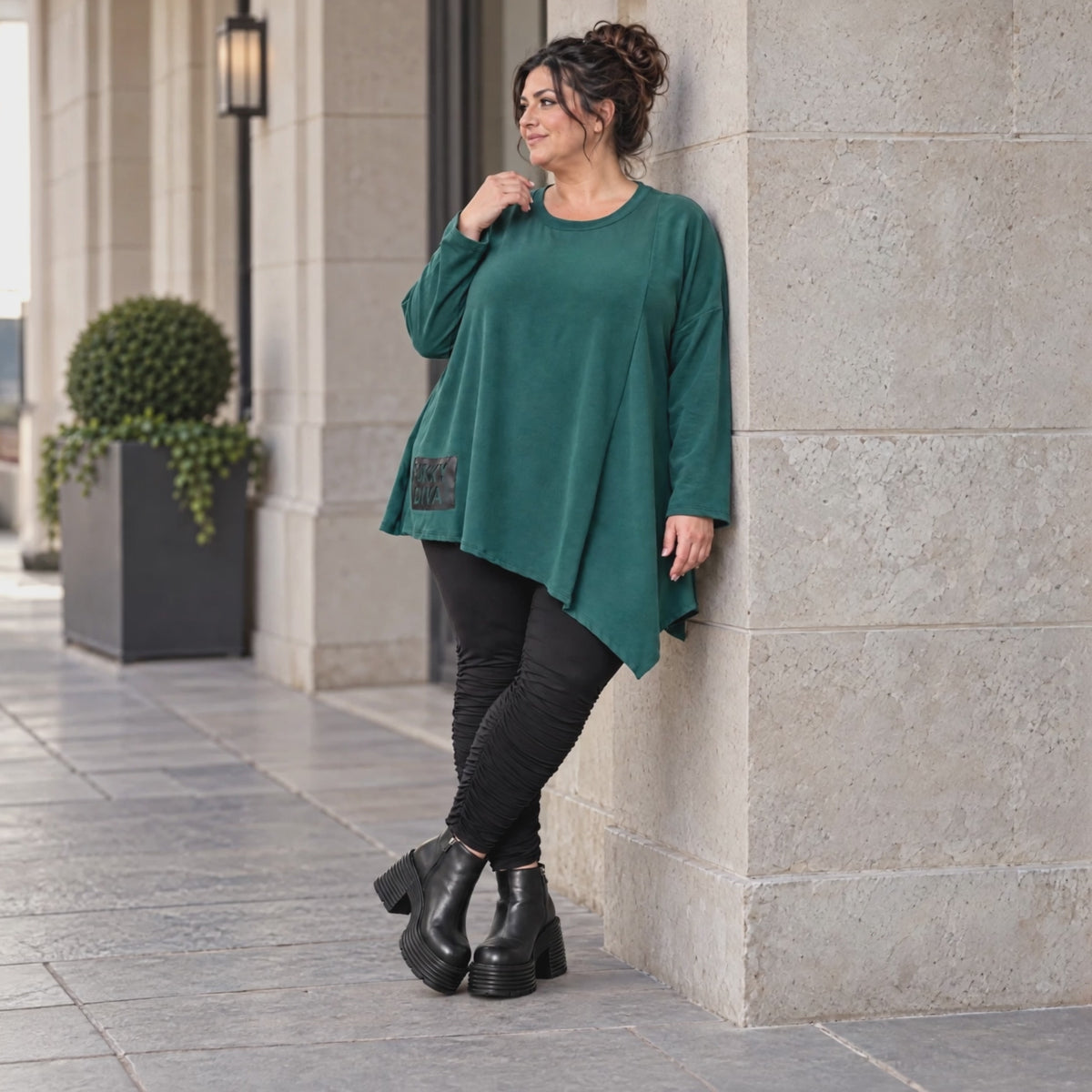 Langarmshirt in Dunkelgrün mit asymmetrischem Zipfelsaum aus feinem weichem Stretchjersey