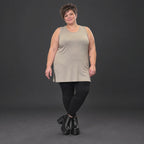 Ärmelloses Top in Taupe aus fließendem Modal mit Rundhalsausschnitt und Seitenschlitzen