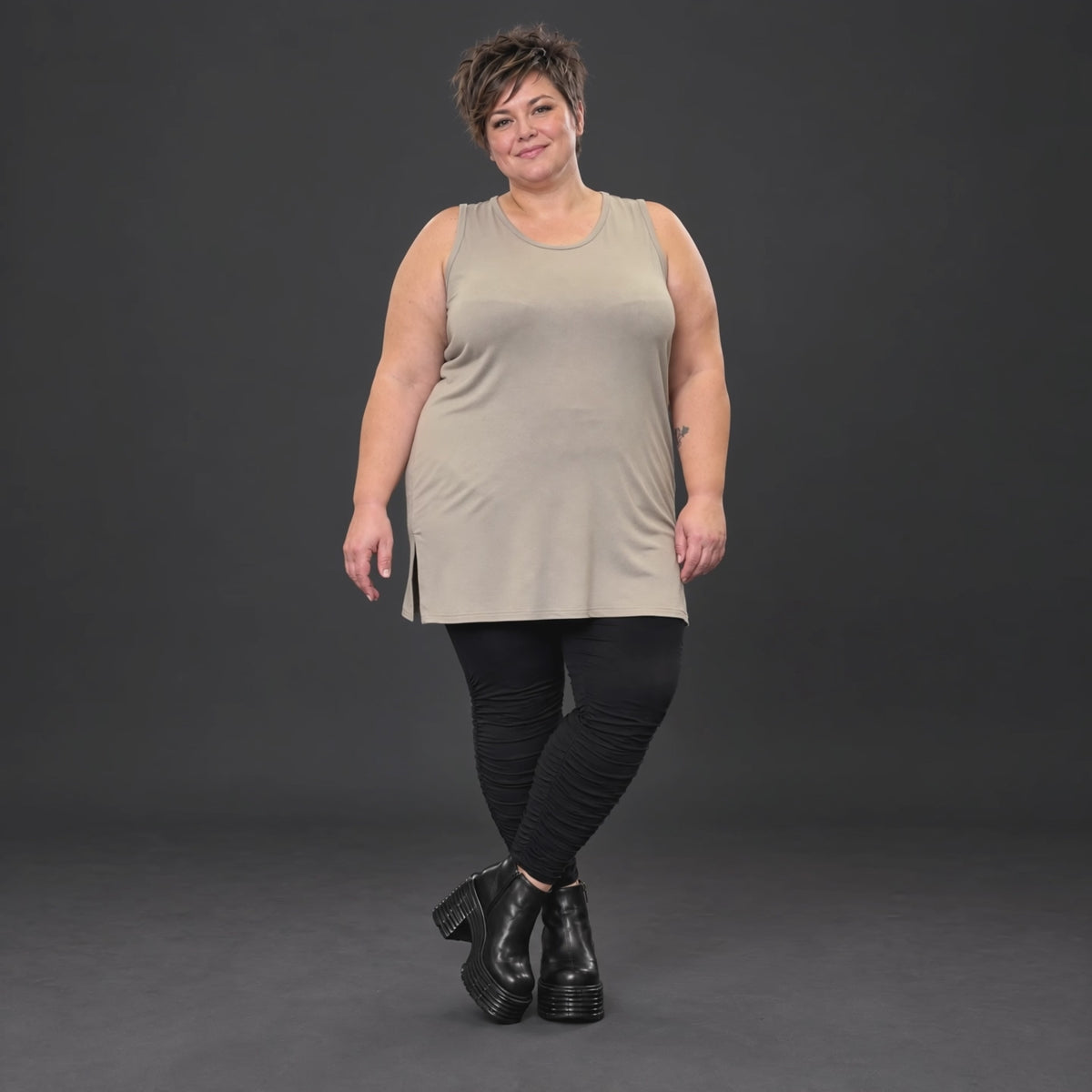 Ärmelloses Top in Taupe aus fließendem Modal mit Rundhalsausschnitt und Seitenschlitzen