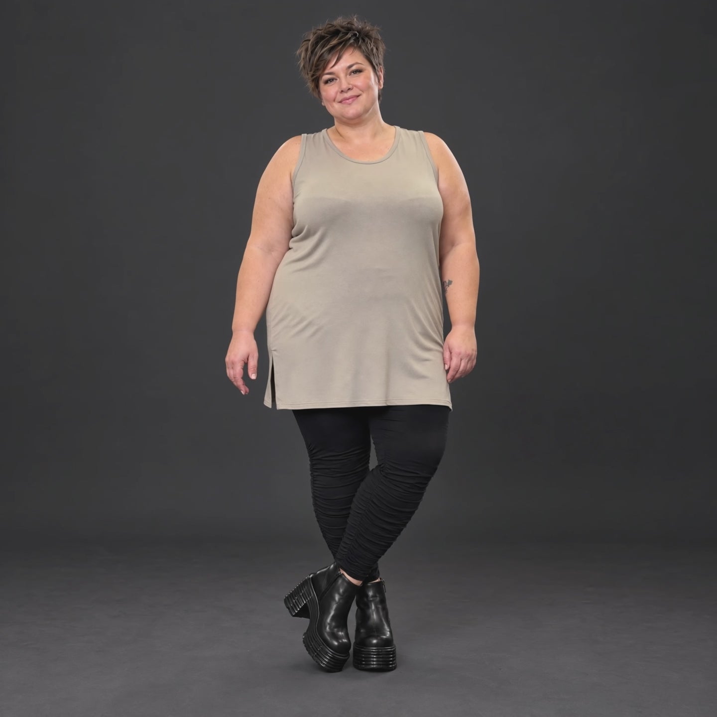 Ärmelloses Top in Taupe aus fließendem Modal mit Rundhalsausschnitt und Seitenschlitzen