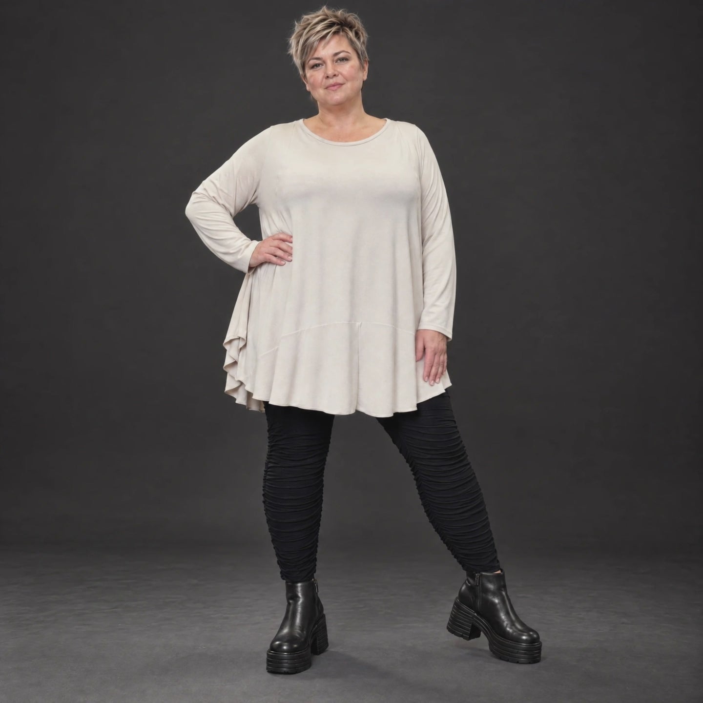 Langarmshirt in Beige aus weichem Modalstretch mit runder Form und Seitennahttaschen