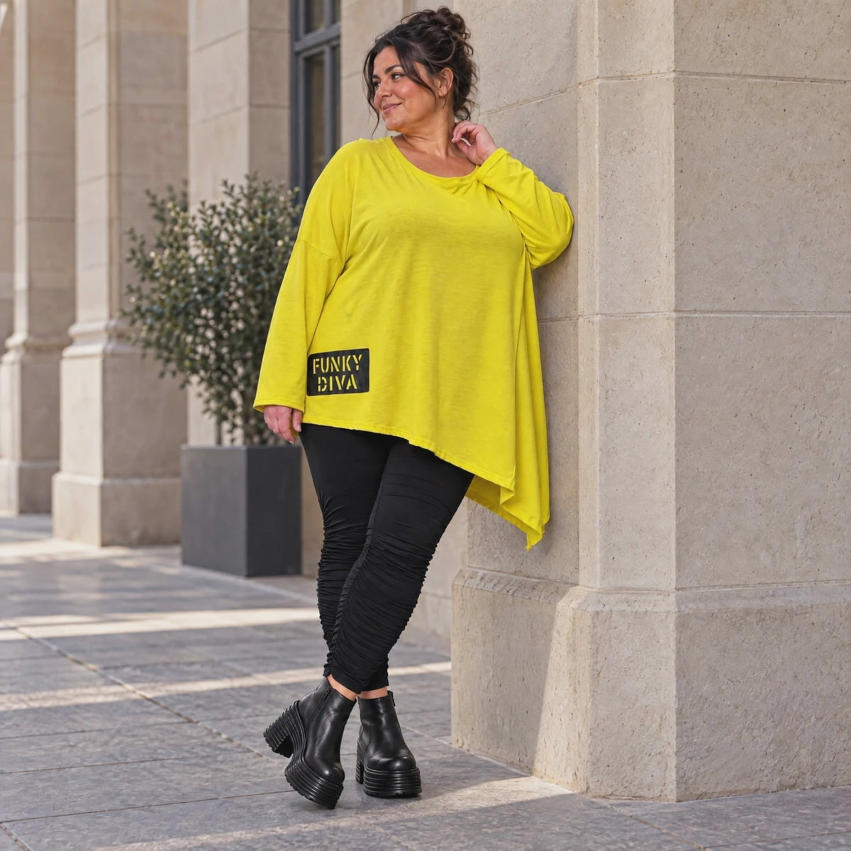 Langarmshirt in sonnigem Gelb aus weichem Stretchjersey mit asymmetrischem Zipfelsaum