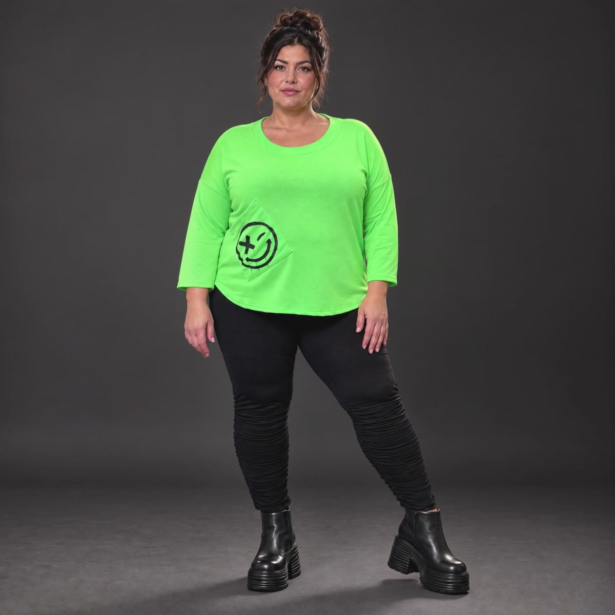 Grünes Shirt aus Stretchjersey mit Rundhalsausschnitt 7/8-Arm und aufgesetzten Taschen