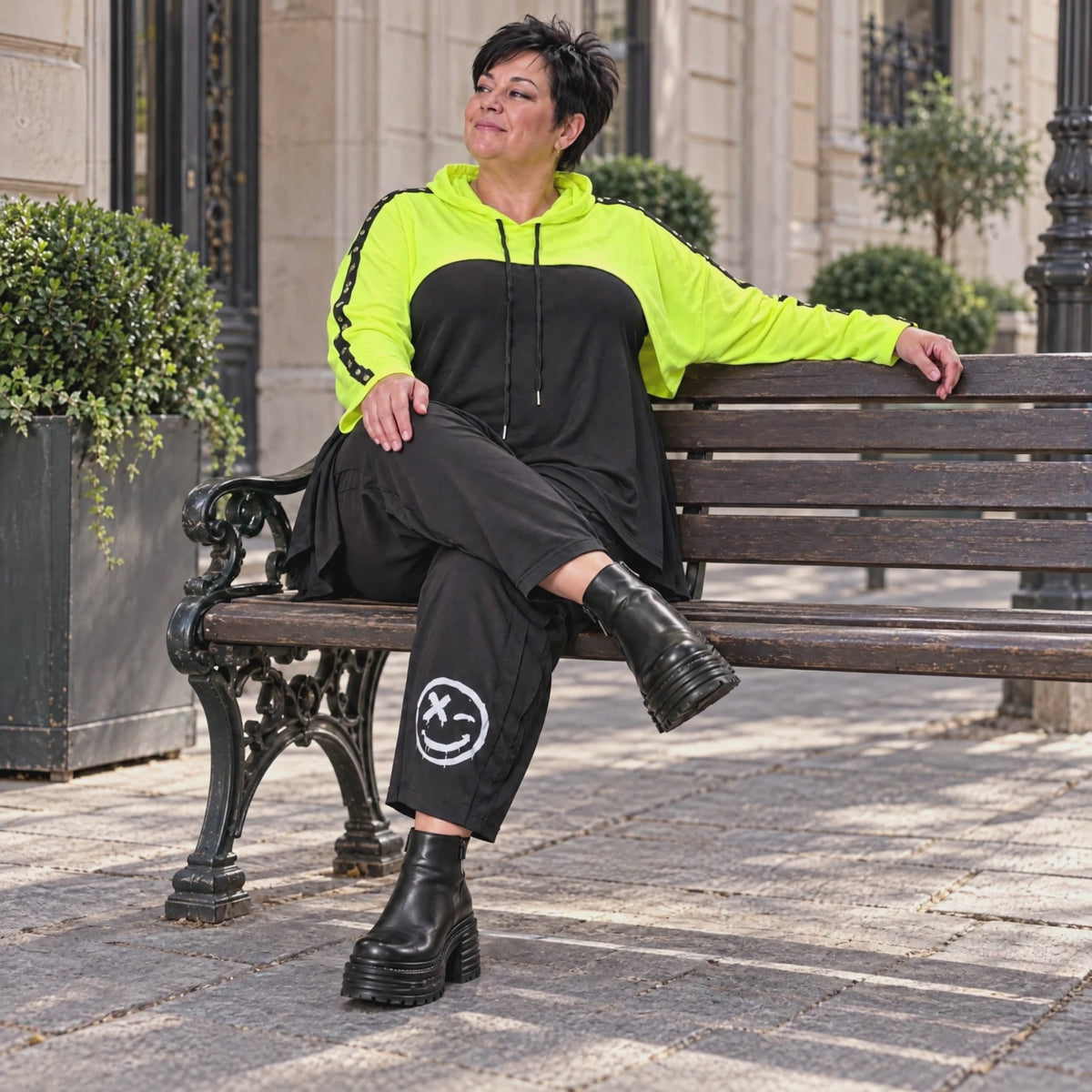 Lässiger Überwurf in leuchtendem Neongelb aus weichem Stretchjersey mit warmer Kapuze