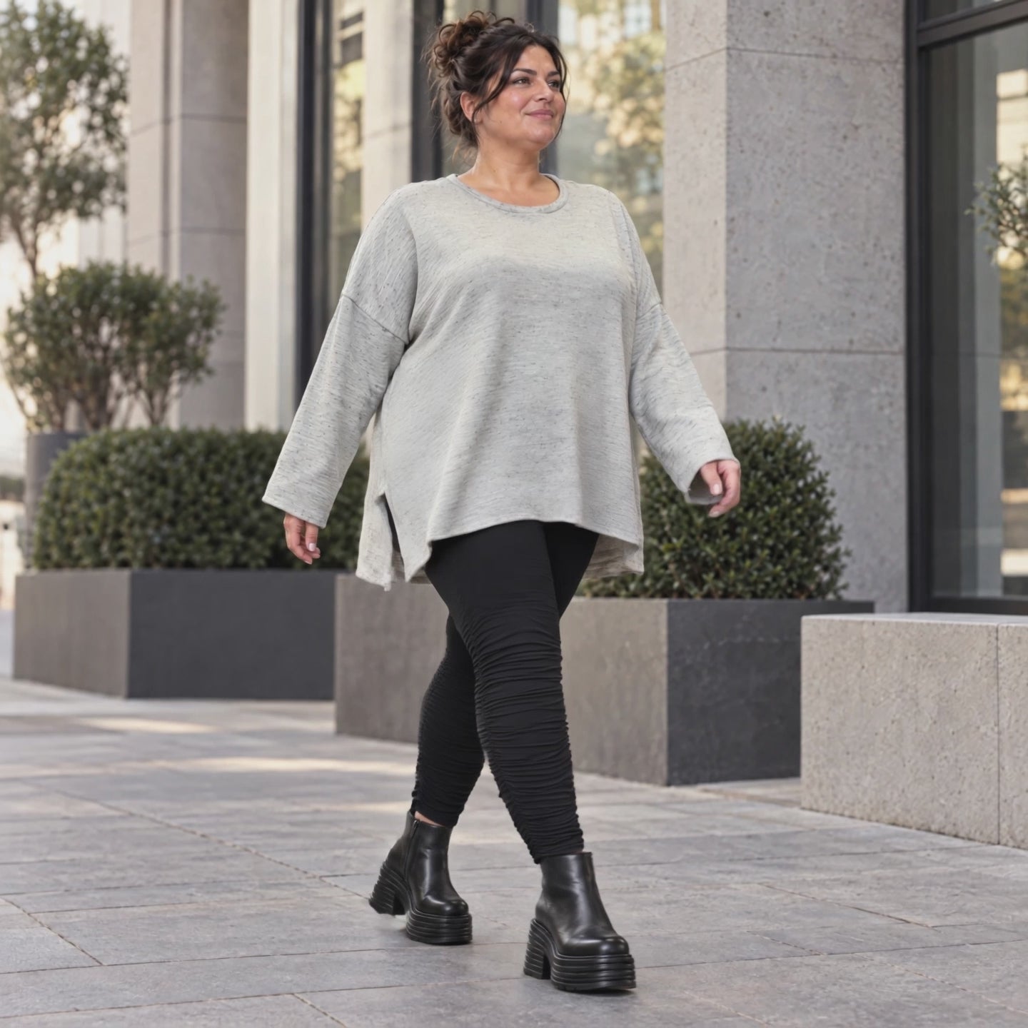 Kuscheliges Feinstrickshirt in Grau/Schwarz Melange mit fließender A-Linie aus Italien