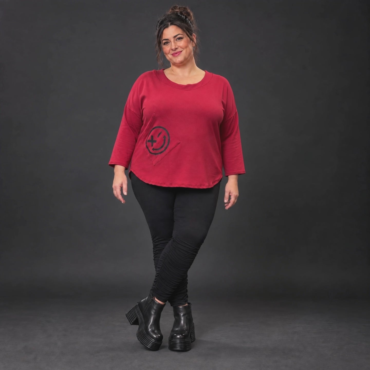 Rotes Shirt aus Stretchjersey mit Rundhalsausschnitt 7/8-Arm und aufgesetzten Taschen