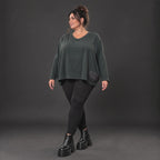 Schwarzes Langarmshirt aus weichem Stretchjersey mit kastigem Schnitt und V-Ausschnitt