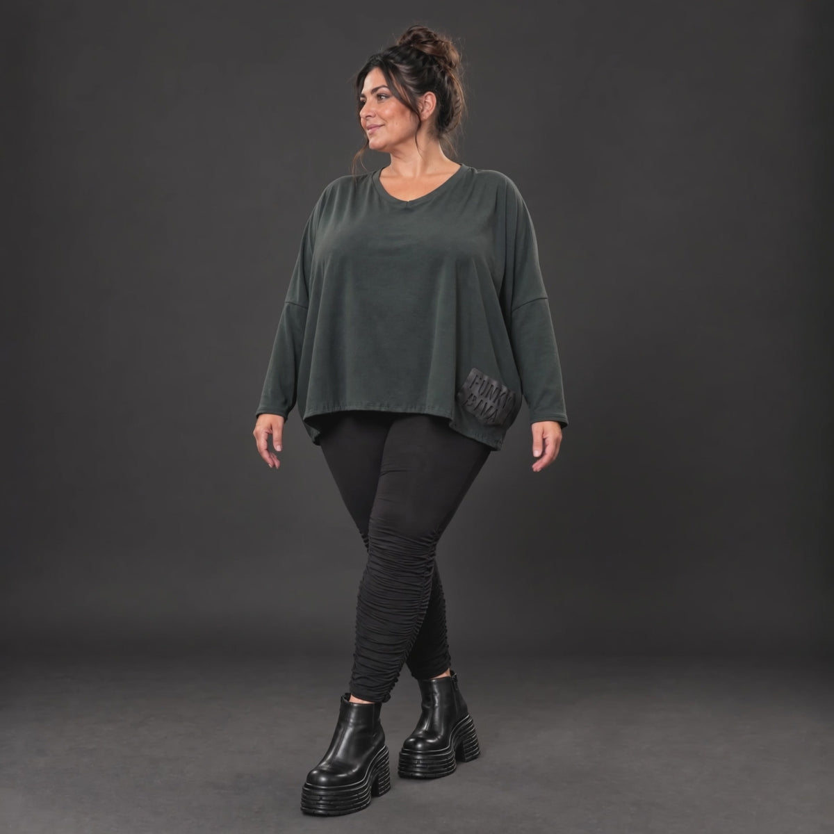 Schwarzes Langarmshirt aus weichem Stretchjersey mit kastigem Schnitt und V-Ausschnitt
