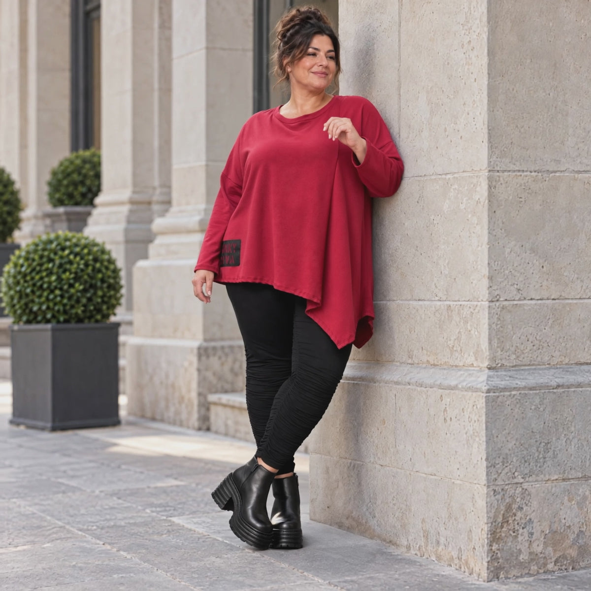 Rotes Langarmshirt mit asymmetrischem Zipfelsaum aus weichem Stretchjersey aus Italien