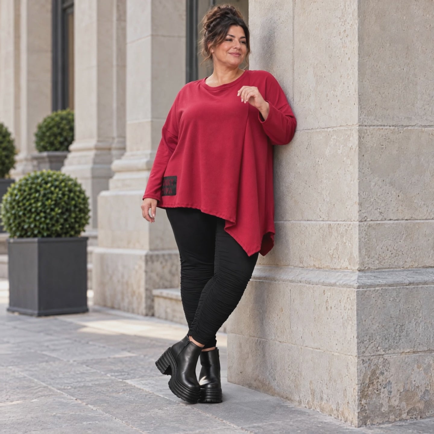 Rotes Langarmshirt mit asymmetrischem Zipfelsaum aus weichem Stretchjersey aus Italien