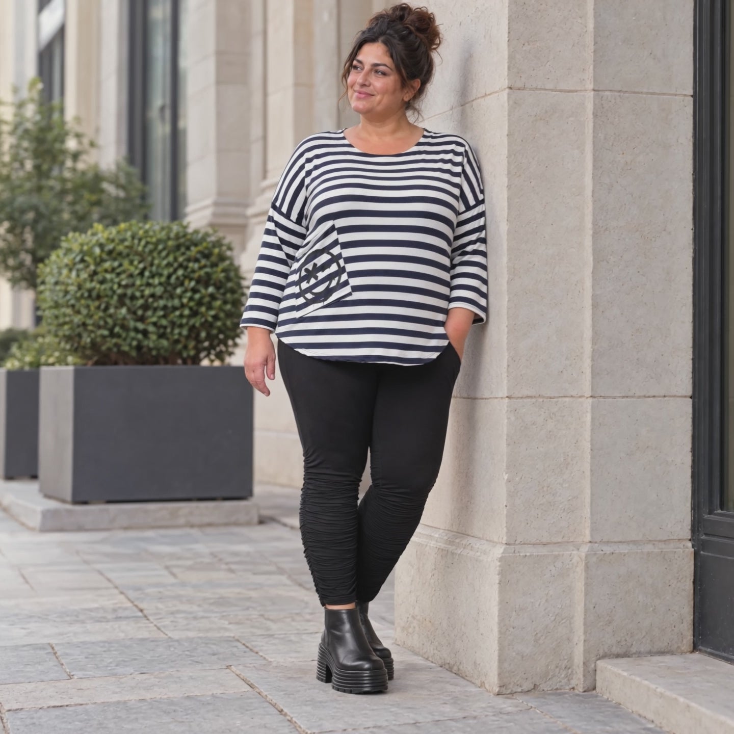 Shirt in Dunkelblau/Weiß aus weichem Stretchjersey mit 7/8-Arm und gerundeter Schnittform