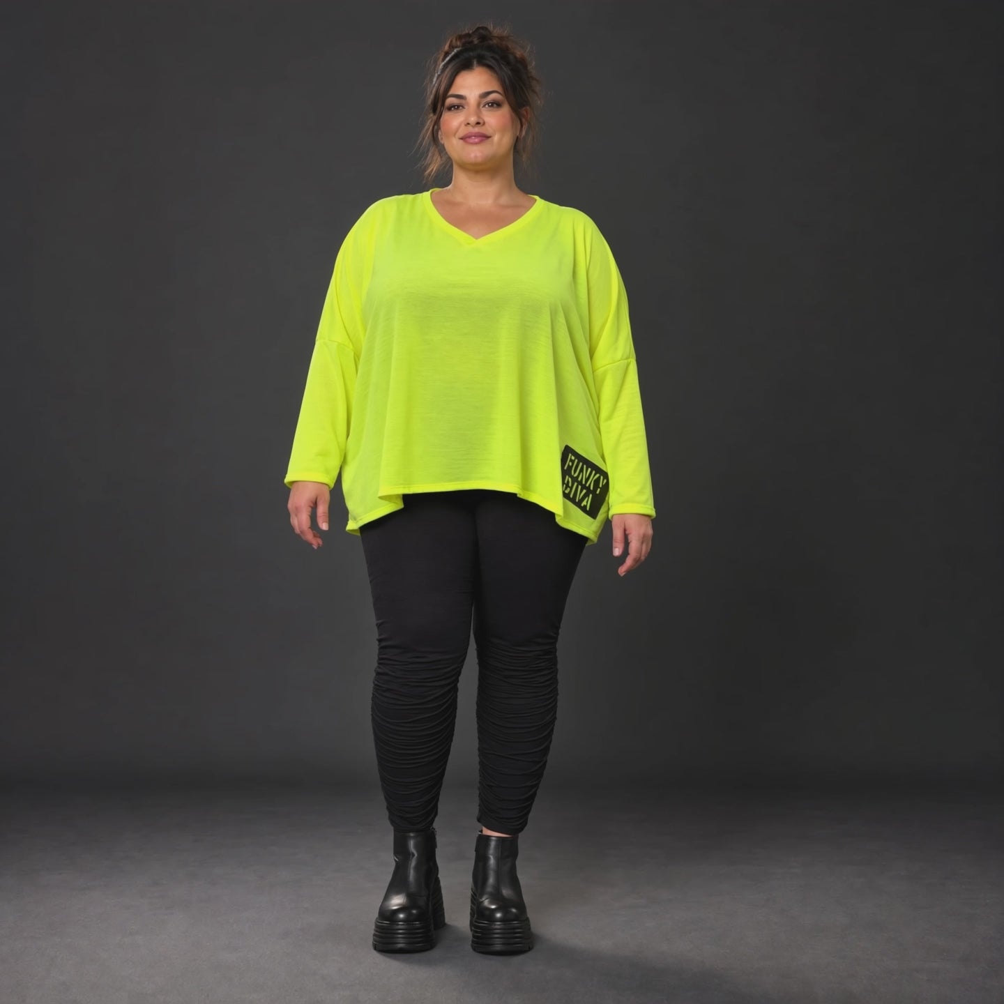 Lässiges Langarmshirt in leuchtendem Neongelb mit V-Ausschnitt aus weichem Stretchjersey